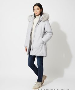 Ảnh mẫu mặc Áo khoác lông vũ nữ Nhật Bản Hybrid Down Parka 460924 màu ghi nhạt 02 LIGHT GRAY