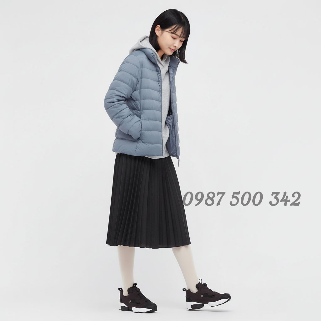 Mẫu mặc Áo lông vũ nữ siêu nhẹ không mũ Nhật Bản 439702 màu xanh 64 BUE